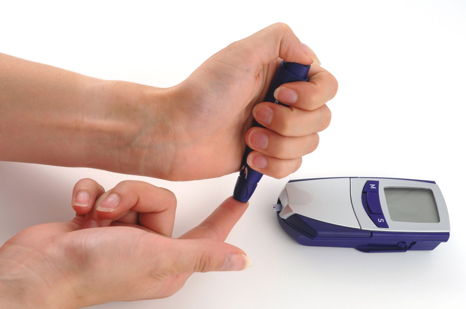 Diabeetik mõõdab veresuhkrut.