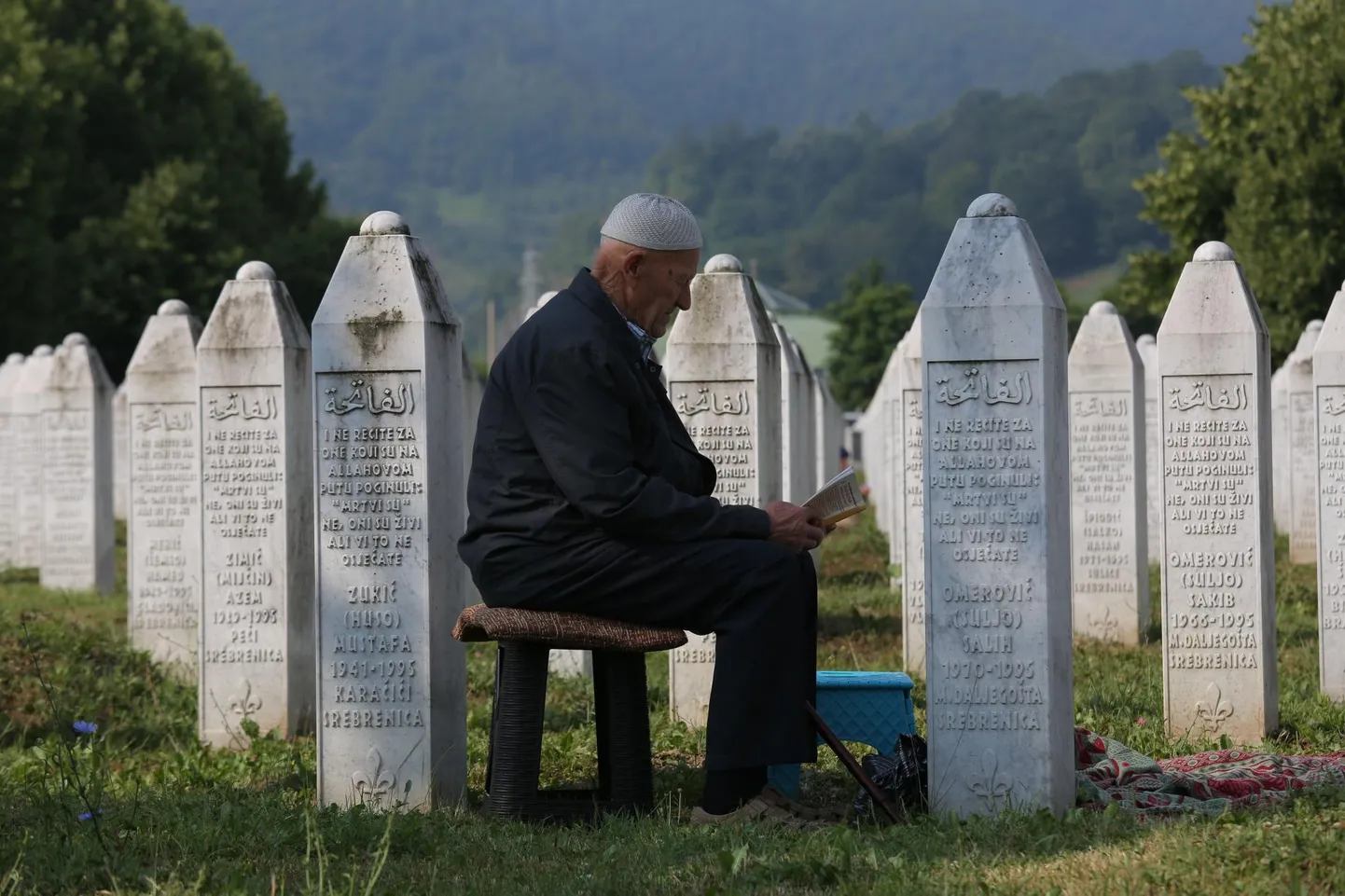 Moslemist mees lähedase haual Srebrenica genotsiidi ohvrite surnuaial Potočaris tänavu 11. juulil, kui märgiti veretöö 26. aastapäeva. Serblaste üksused mõrvasid toona enam kui 8000 Bosnia moslemi meest ja poissi.