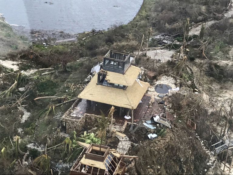 Richard Bransoni kannatada saanud villa Neckeri saarel (Caribbean Buzz Helicopters via AP)