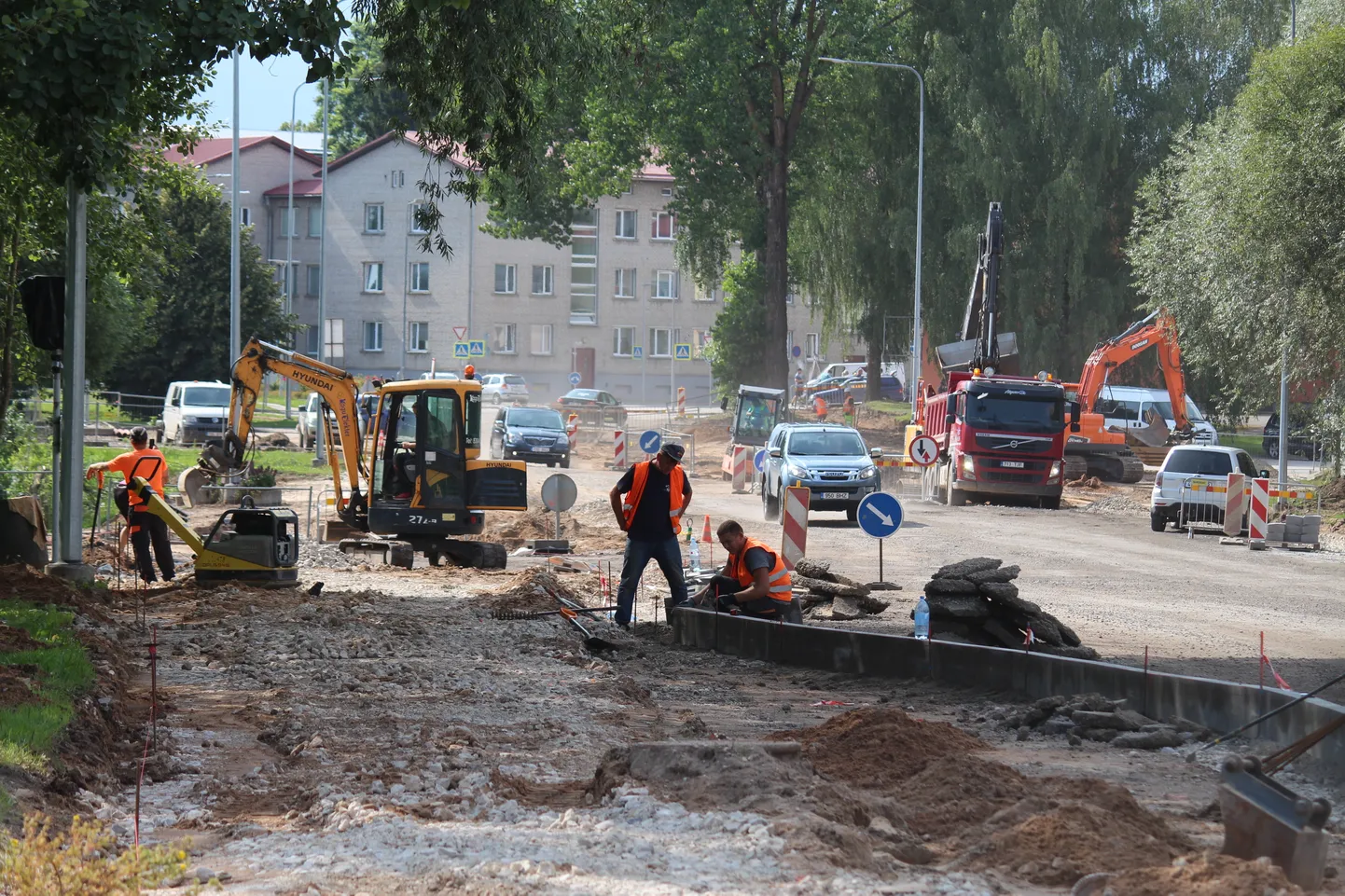 Ehitustööd Võrus Räpina maanteel.