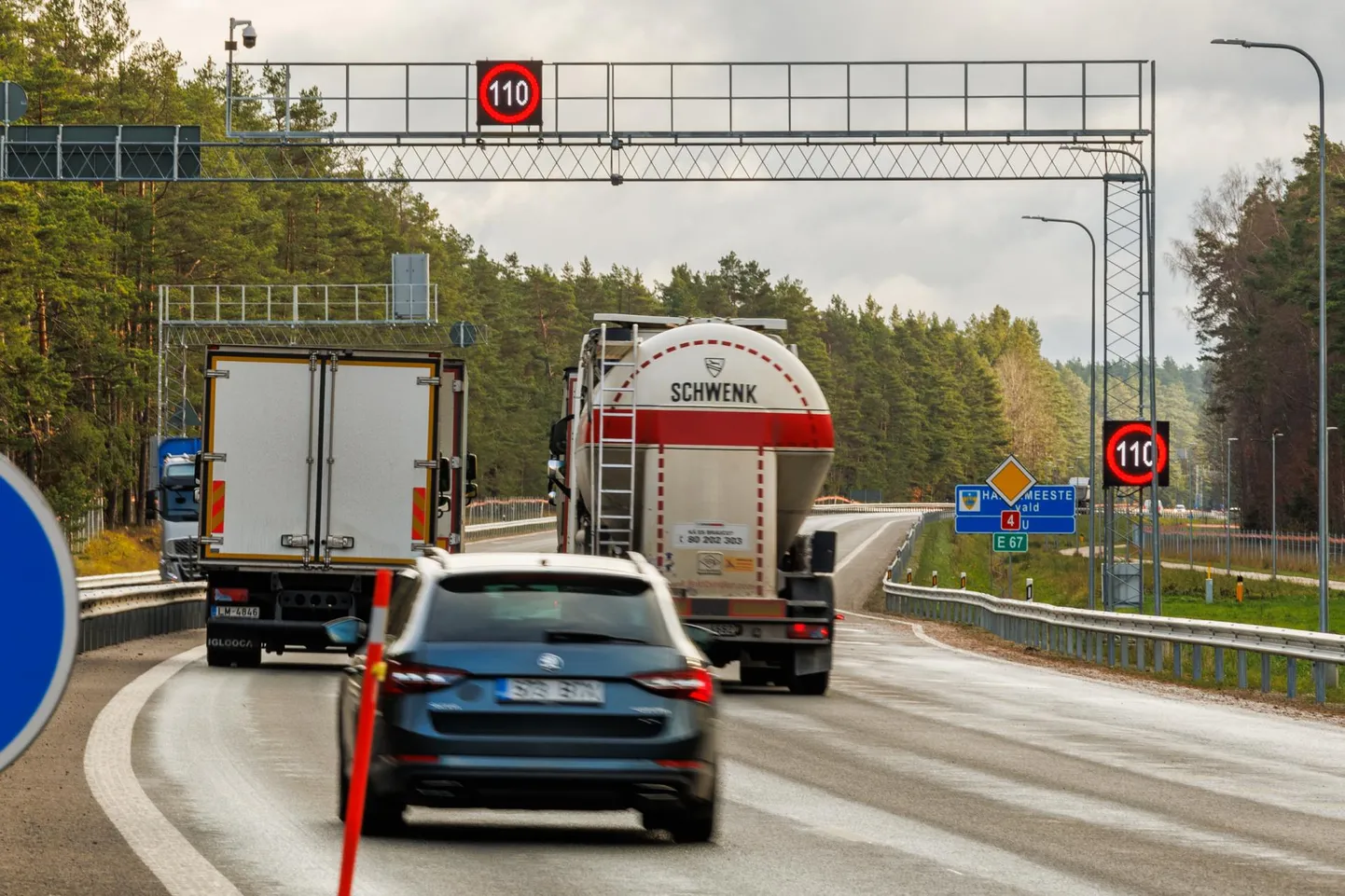 Via Baltica üle&nbsp;kuuekilomeetrisele 2+2-teelõigule paigaldati 18 muutuvteabega kiirus- ja hoiatusmärki ning üks infotabloo.