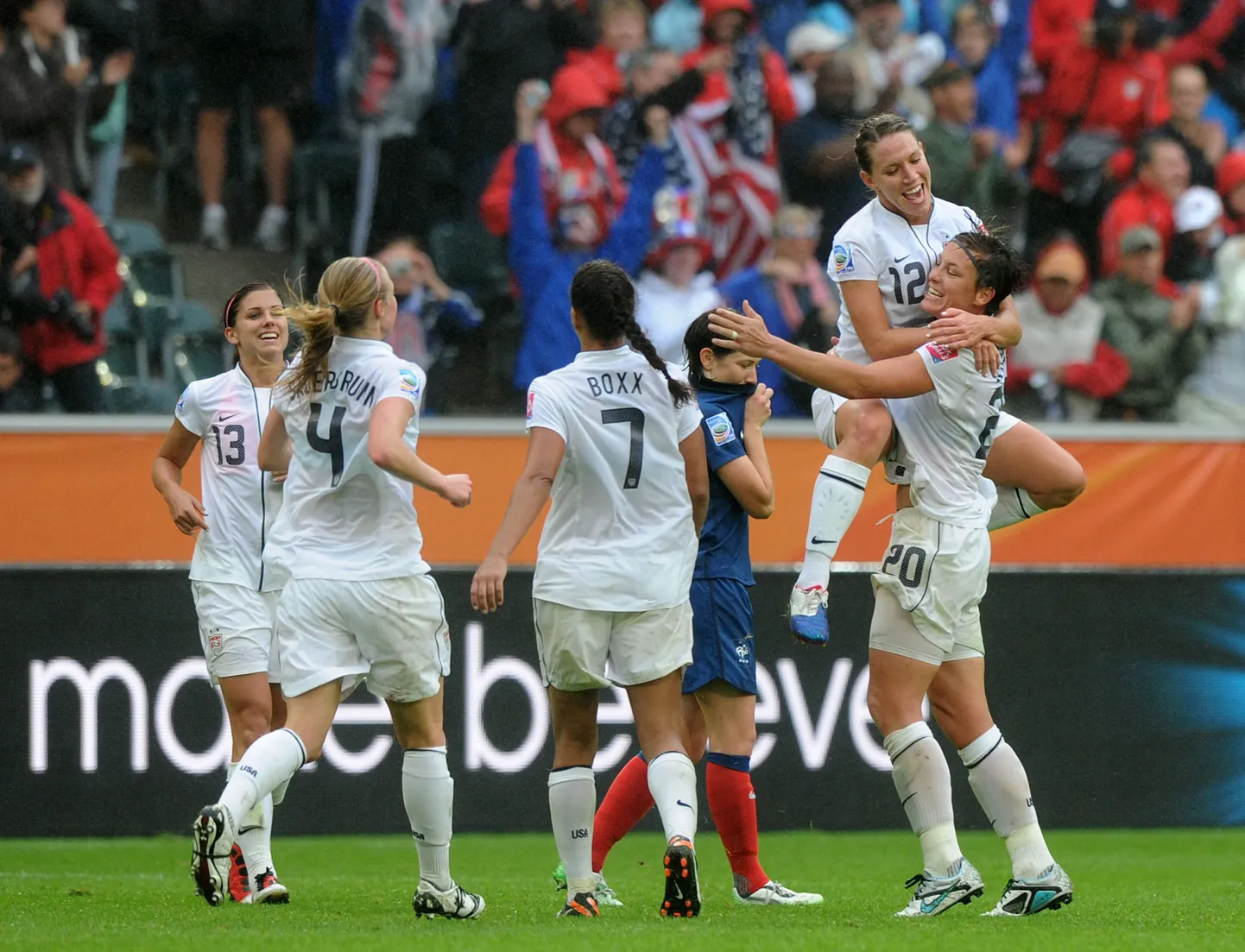 USA naiste jalgpallikoondis rõõmustamas.