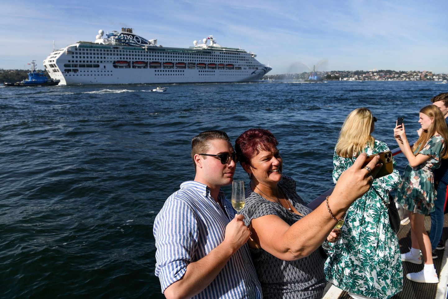 Inimesed tähistavad Sydney sadamas ristlusfirma P&O Cruises Australia lipulaeva Pacific Explorer saabumist. Laev oli esimene kruiisilaev, mis sisenes Austraalia sadamatesse pärast koroona tõttu kaks aastat kehtinud sisenemiskeeldu. EPA/BIANCA DE MARCHI AUSTRALIA AND NEW ZEALAND OUT