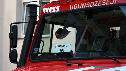 Daugavpilī no ugunsgrēka izglābti divi cilvēki, bet divi papagaiļi gājuši bojā