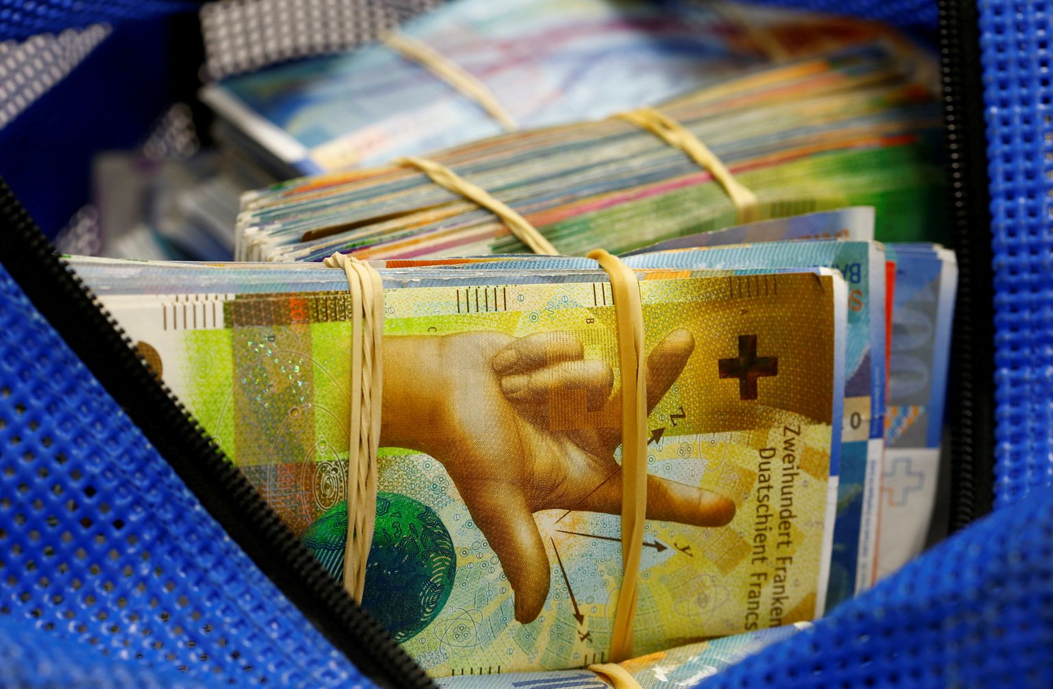 Šveitsi keskpank võib olla sunnitud lubama frangil inflatsiooni tõrjumiseks tugevneda