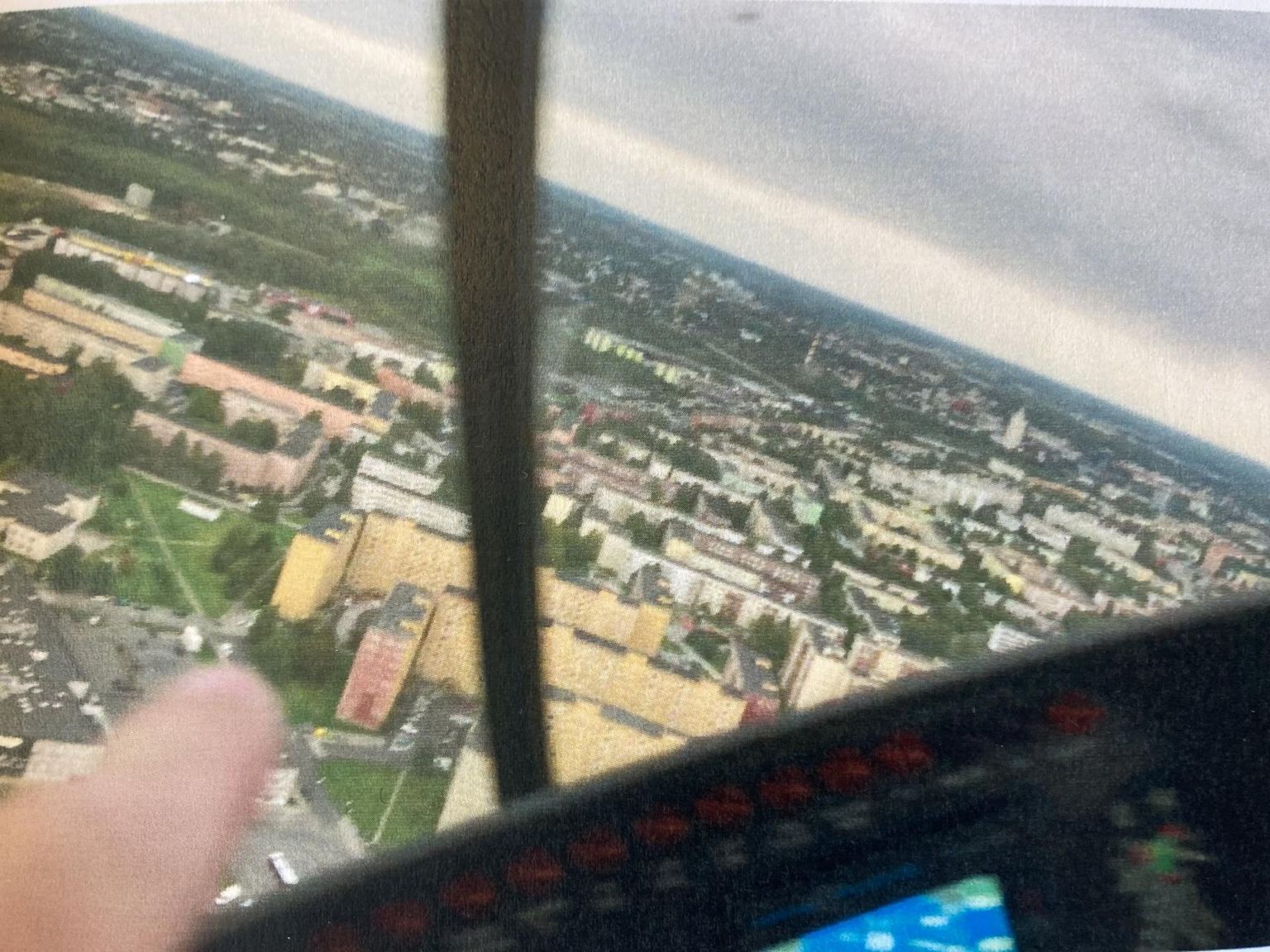 Kopteri reisija osutab majale, kust suunati lennumasina suunas laserikiir.