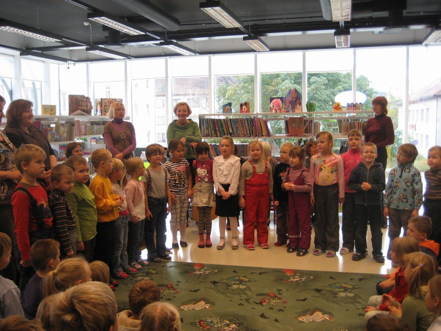 Lasteaialapsed kohtusid Pärnu keskraamatukogus kirjanik Hille Karmiga.
