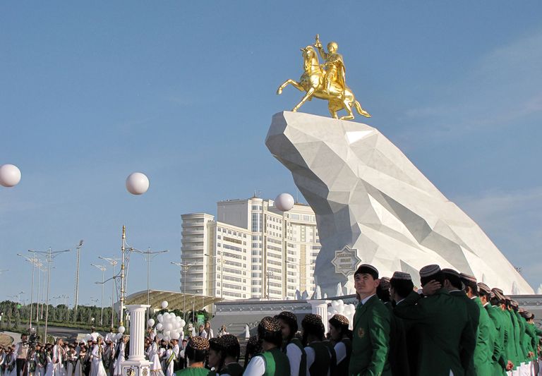 Türkmenistani president Gurbanguly Berdymukhamedov avas 2015. aastal kullast kuju, mis kujutab teda hobuse seljas istumas.