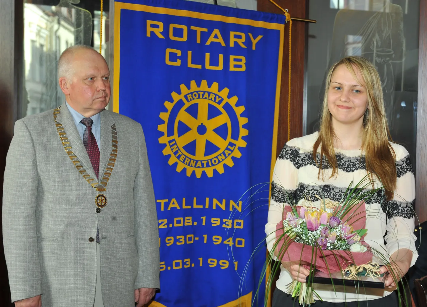 Rotary klubi president Paul Himma ja Raili Pärn eile preemiate üleandmisel.