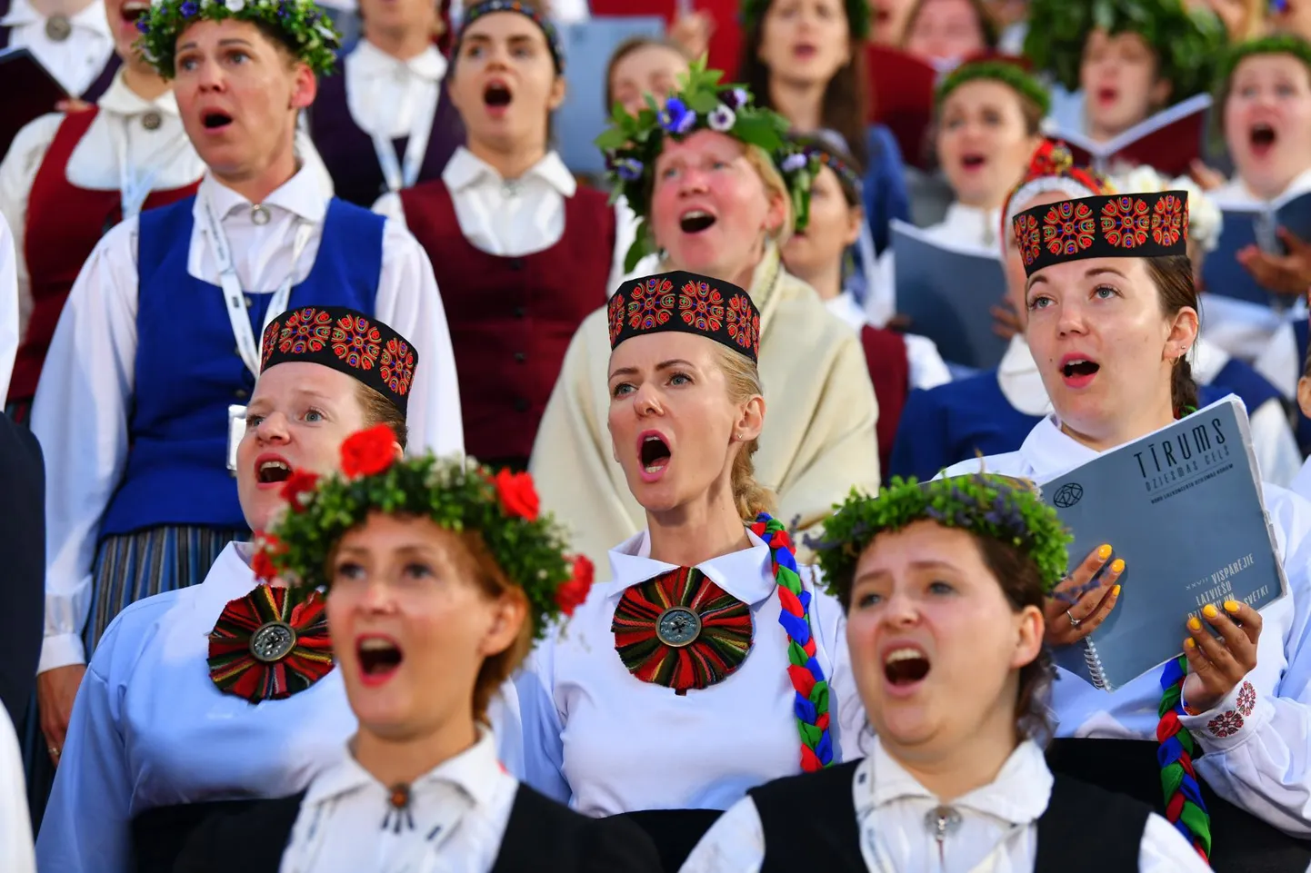 Koorilauljad üleeile Riias laulupeo peaproovis.