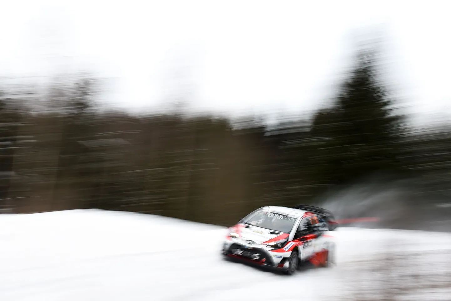 Juho Hänninen kihutamas 2017. aasta Rootsi rallil koos paarimehe Kaj Lindströmiga.