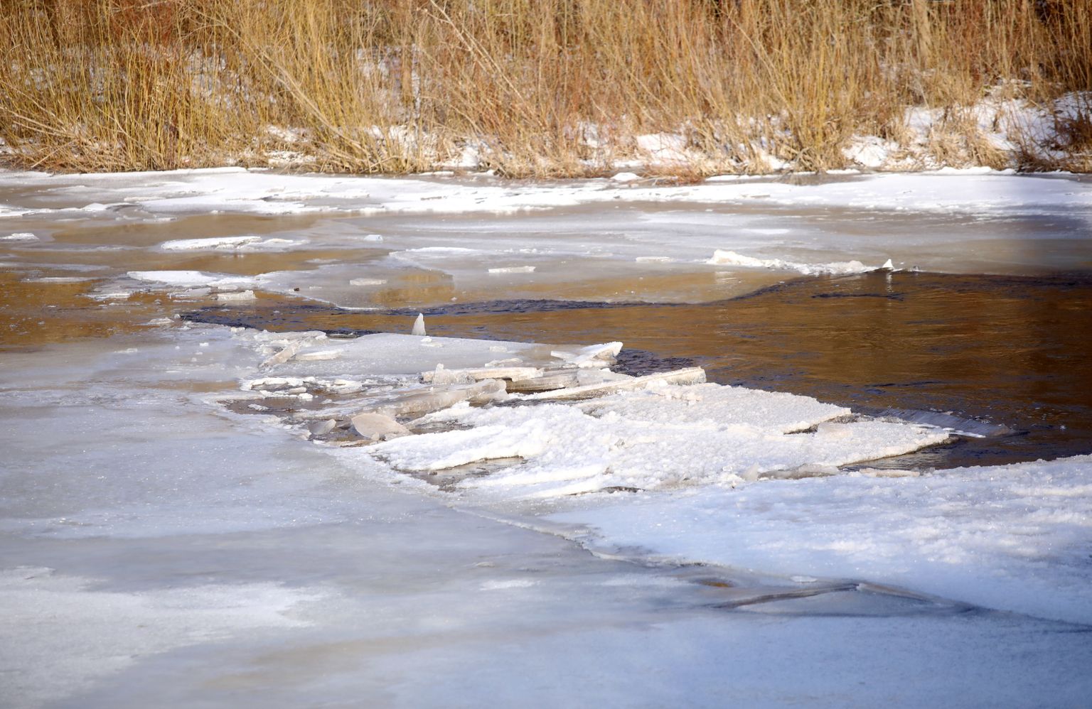 Лёд на реке. Иллюстративное фото.