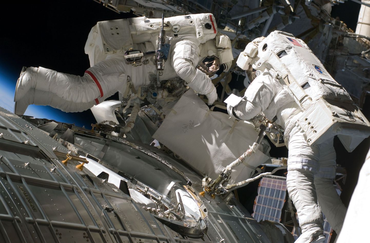 NASA astronaudid Mike Fossum (vasakul) ja Ron Garan kosmosekõnnil rahvusvahelises kosmosejaamas