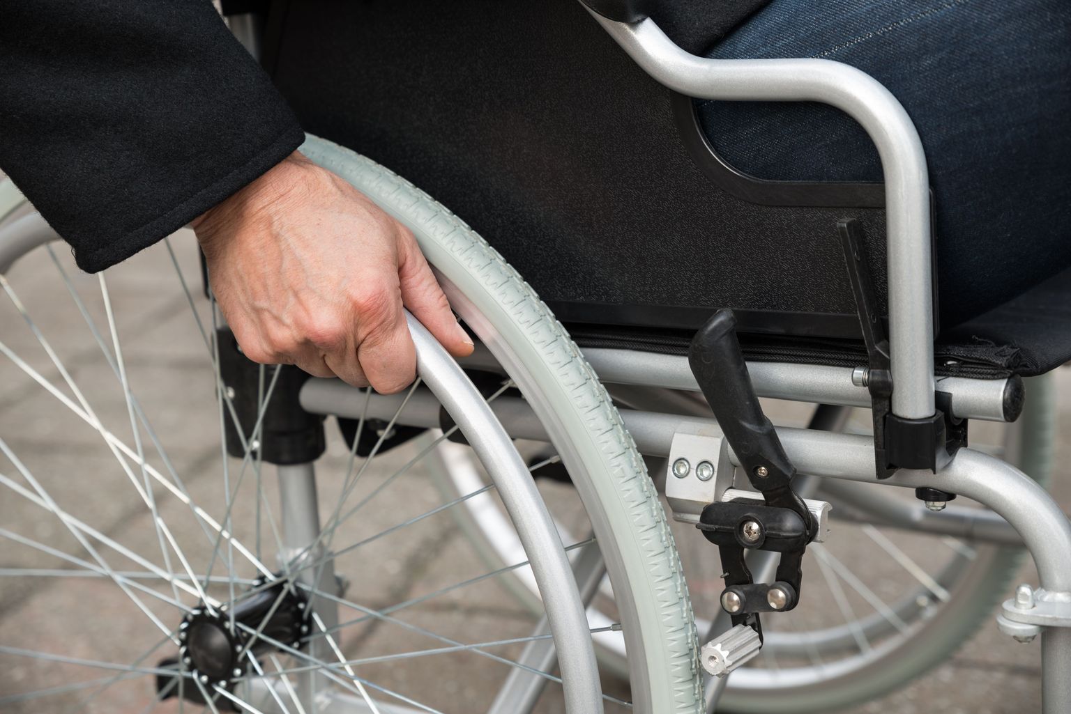 Multiskleroosi tõttu ratastooli jäänud Mart saab liigutada vaid pead ja veidi ka sõrmi.