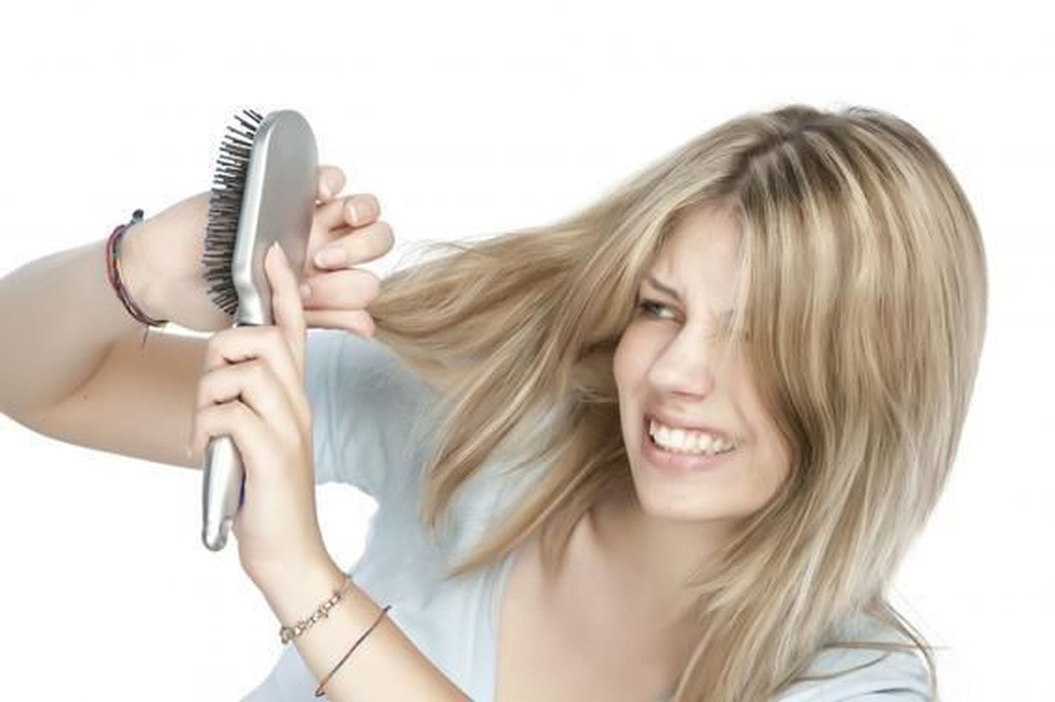 Расческа для волос. Расчесывать мокрые волосы. Заломы на волосах от резинки. Девушка с расческой в руке. Расчесывание мокрых волос.