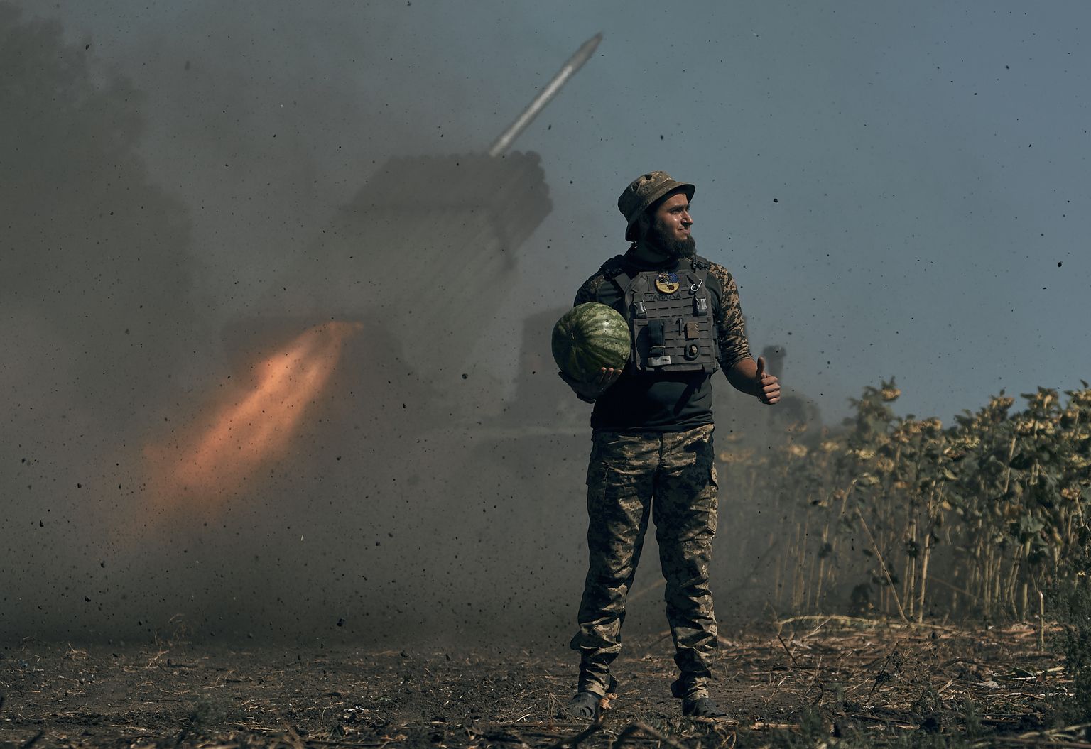 Ukraina sõdur Ida-Ukrainas Donetski piirkonnas, käes arbuus. Ta taga on näha raketiheitjat
