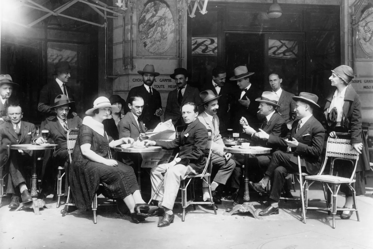 Inimesed Pariisis, La Rotonde kohvikus 1920ndatel. Selles kohvikus armastasid Hilda ja Alfred enne Esimest maailmasõda istuda, lugeda ja maailmaasju arutada