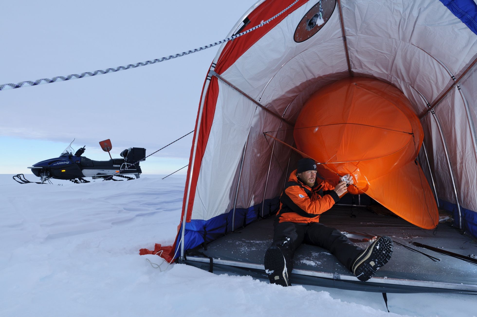 Antarktikas õhupalli sondeerimiseks ette valmistamas.