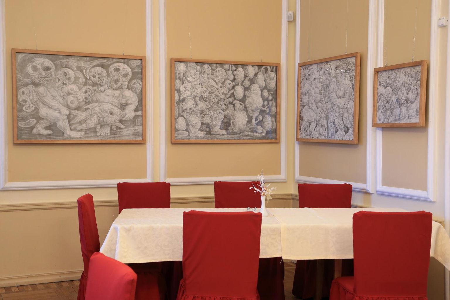Ülikooli kohviku kaminasaalis on Albert Gulgi joonistuste näitus.