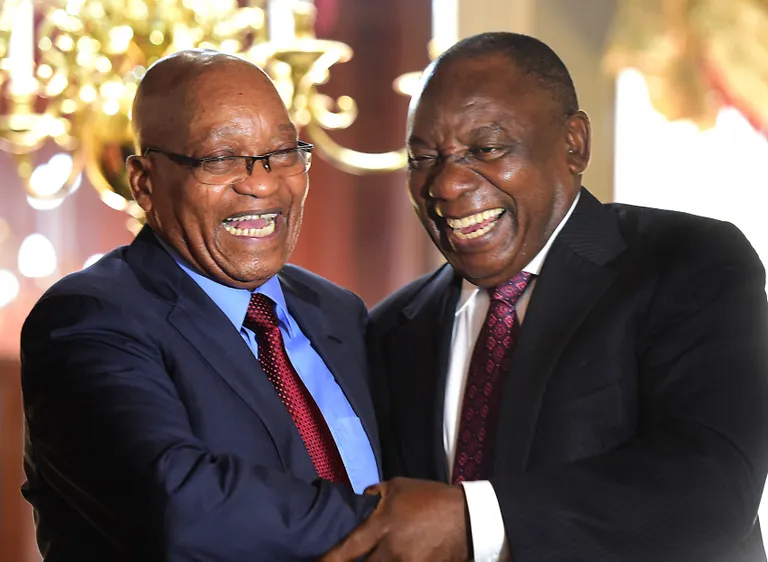 Cyril Ramaphosa (paremal) võttis presidenditooli üle Jacob Zumalt.