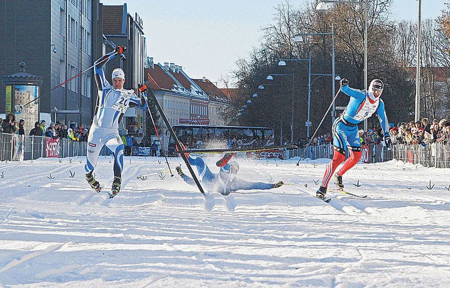 Pildil on finišeerumas võistluse kiireimad, kolm pjedestaaliastmete pärast heitlema jäänud meest Kein Einaste (ülemisel pildil vasakult), soomlane Kalle Lassila ja venelane Gleb Retivõh.