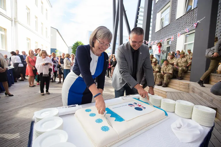 Briti suursaadik Theresa Bubbear ja Rakvere linnapea Marko Torm lõikavad tordi lahti.