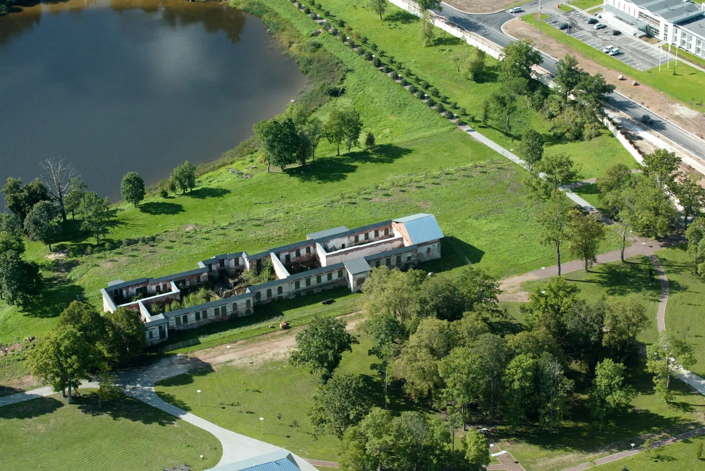 Noored teevad tööd Raadi mõisa pargis. Pildil Raadi mõis ja järv.