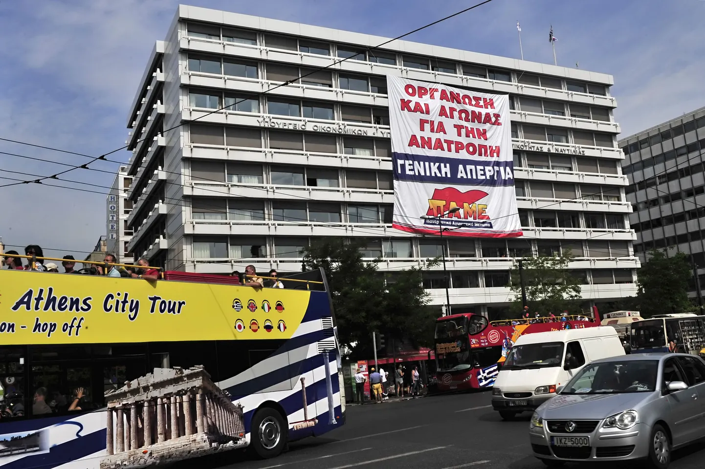 Kreeka kommunismimeelse ametiühingu PAME plakat riigi rahandusministeeriumi hoonel.