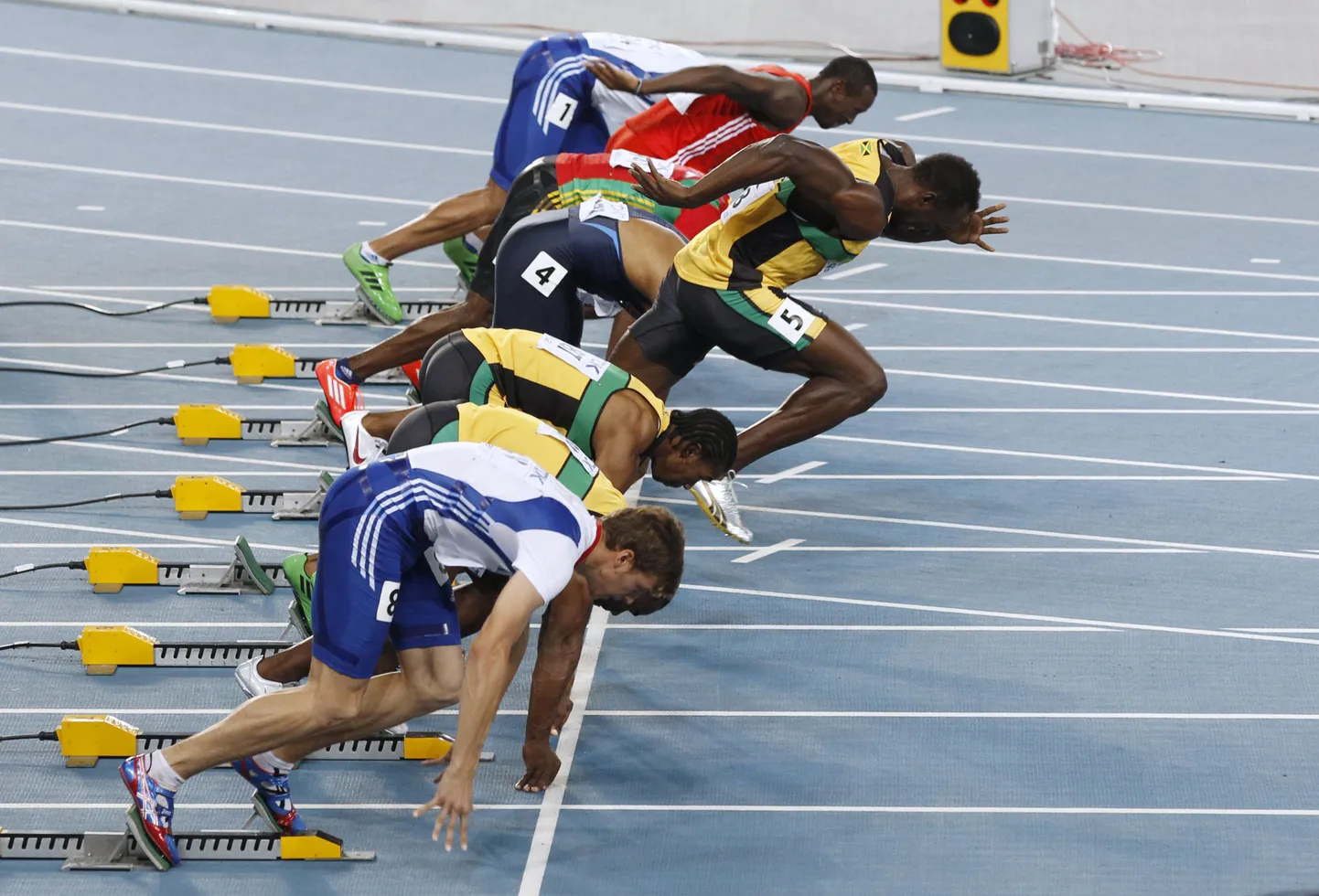Usain Bolt (nr. 5) diskvalifitseeriti meeste 100 m jooksu finaalis.