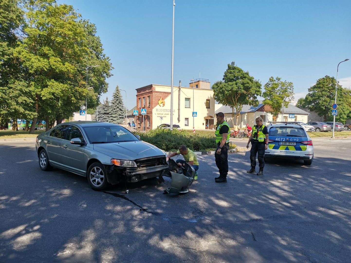 Ringteel liikunud hall Volvo sai õnnetuses rohkem kannatada kui sellele ette sõitnud auto.