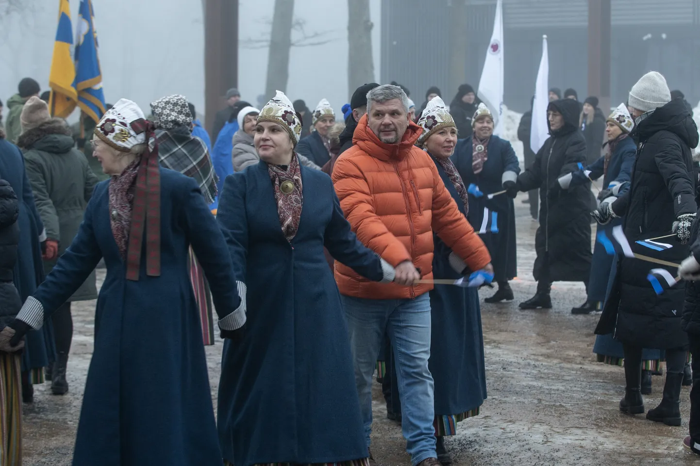 Pärast Eesti lipu heiskamist ja tervituskõnesid läks Jõhvi muusikaväljakul lahti ühistants eestlaste jaoks igihalja laulu "Kungla rahvas" saatel.