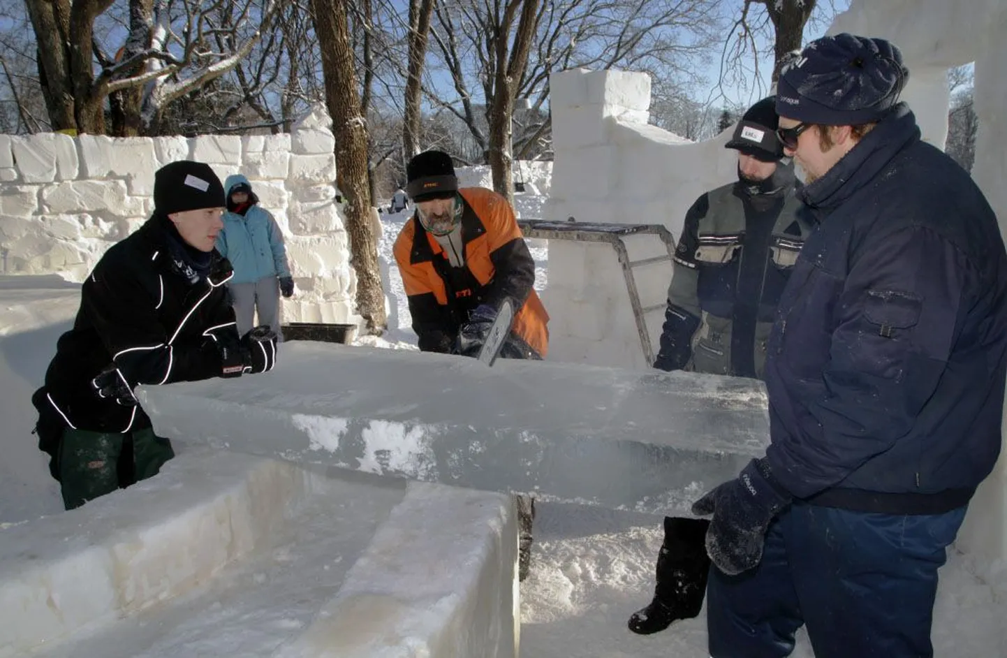 Pärnu Vallikäärus saab uudistada linnakut neljast lumelossist, mis saavad elu sisse jääfestivali ajal.
