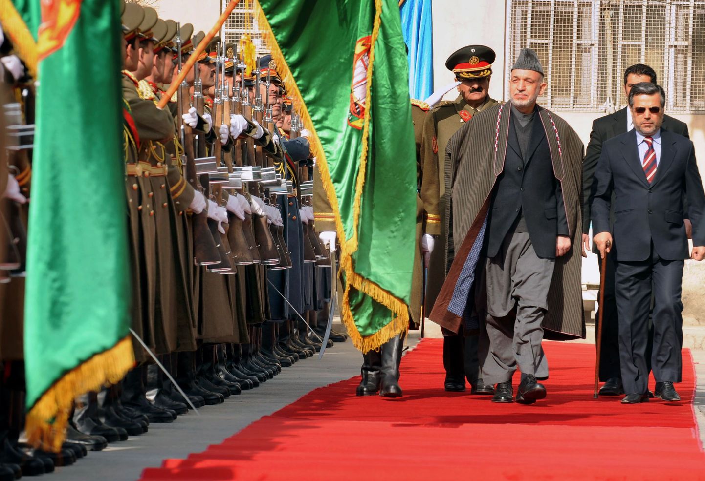 Afganistani president Hamid Karzai (keskel) auvahtkonda üle vaatamas.