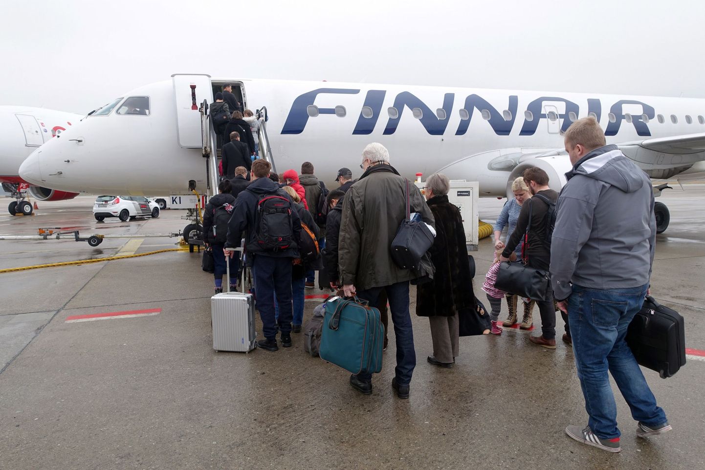 Пассажиры поднимаются на борт самолета авиакомпании Finair.