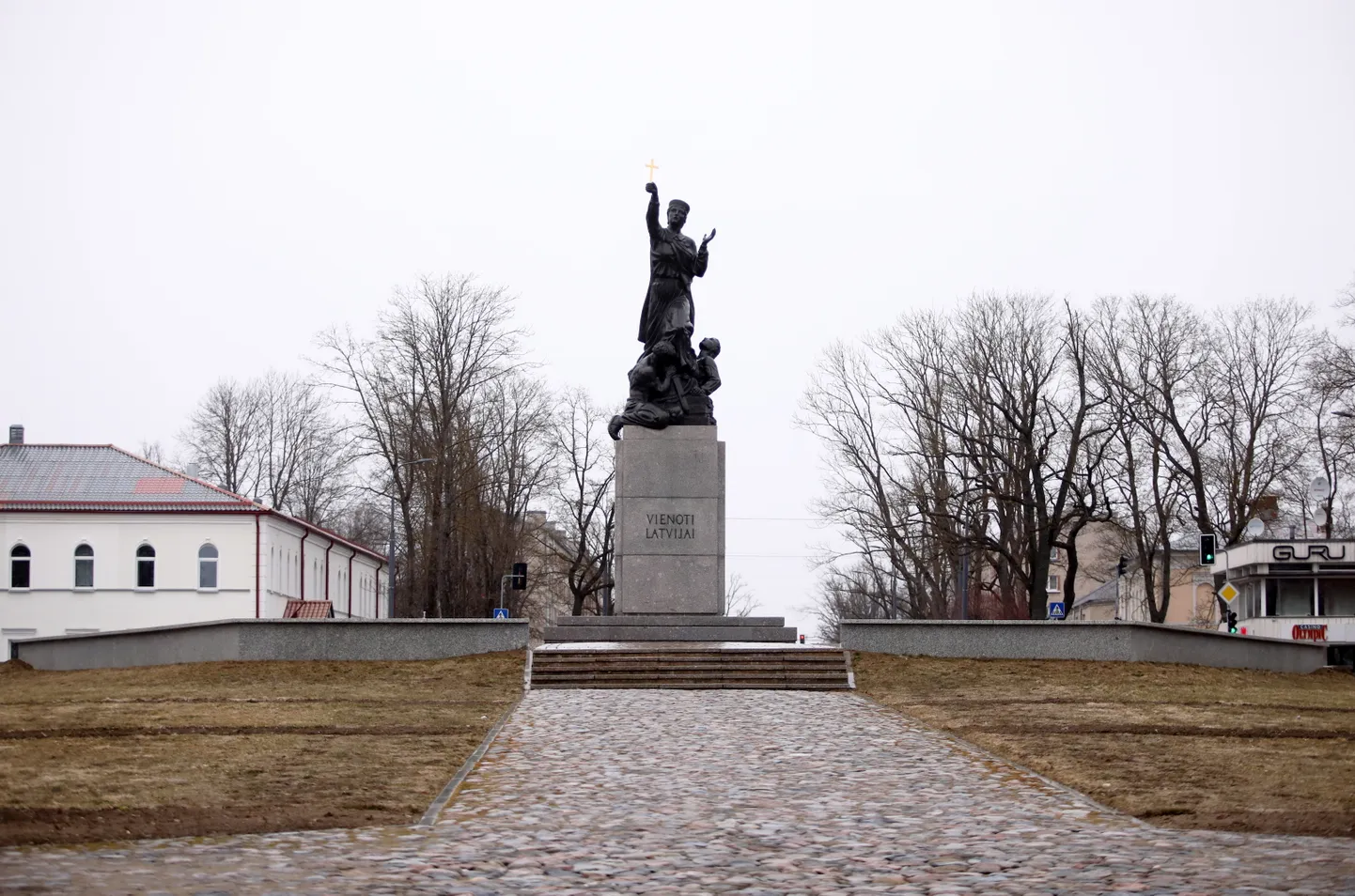 Памятник "Едины для Латвии" ()латгальская Мара в Резекне