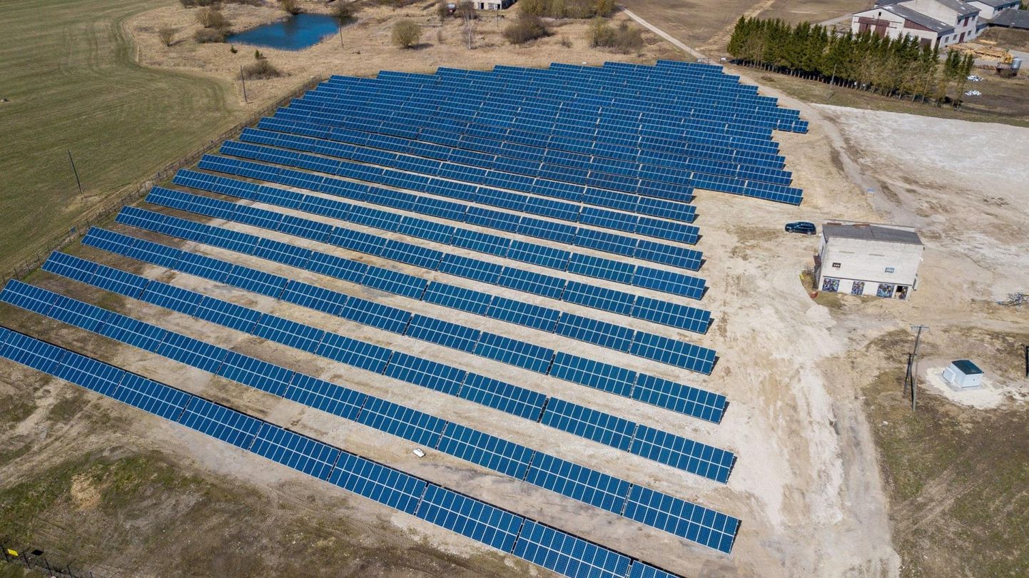 Ootamatult Viiratsi tööstuspargi esimese hoonestamisõiguse pakkumise võitnud Eleväli võib tõenäoliselt rajada päikesepaneelide pargi. Pildil Peetri päikeseelektrijaam.