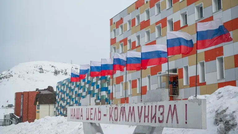 Поселок Баренцбург на Шпицбергене, где российская компания добывает уголь, населен несколькими сотнями россиян