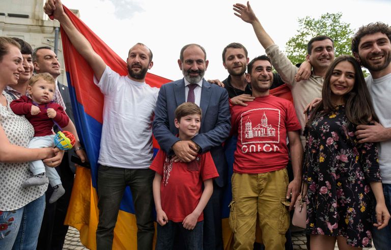 Armeenia peaminister Nikol Pašinjan (keskel) koos kohalikega Mägi-Karabahhi keskuses Stepankertis.
