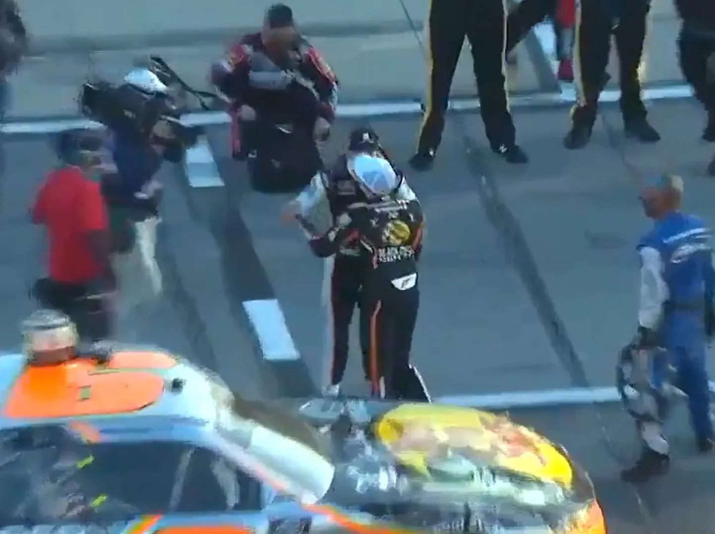 NASCARi piloodid Daniel Hemric ja Noah Gragson pidasid pärast võiduajamist ka korraliku poksimatši.