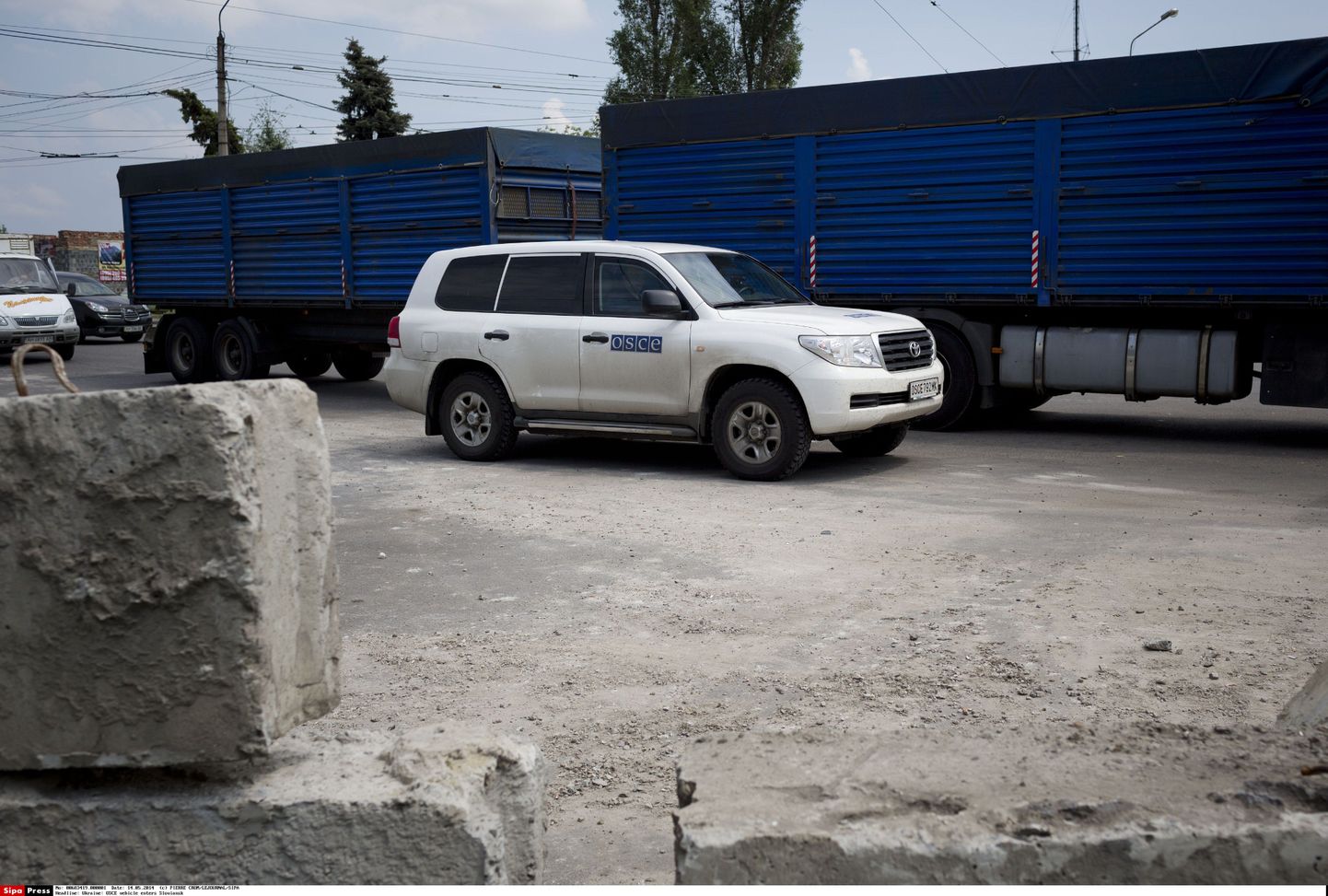 Автомобиль миссии ОБСЕ на Украине.