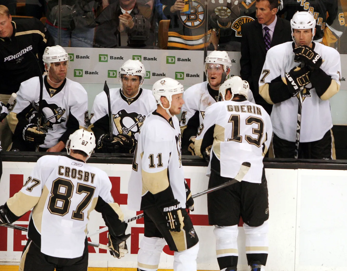 Pettunud Pittsburgh Penguinsi mängijad.
