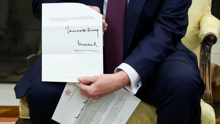 Трамп (лицо за кадром) показывает распечатанное письмо, начатое и подписанное королем