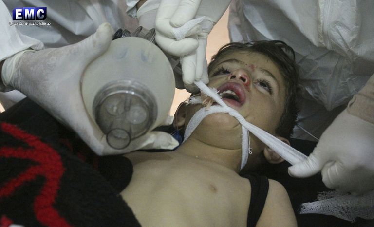 Süüria arstid sariinirünnakus kannatada saanud last. Foto: Uncredited/AP/Scanpix