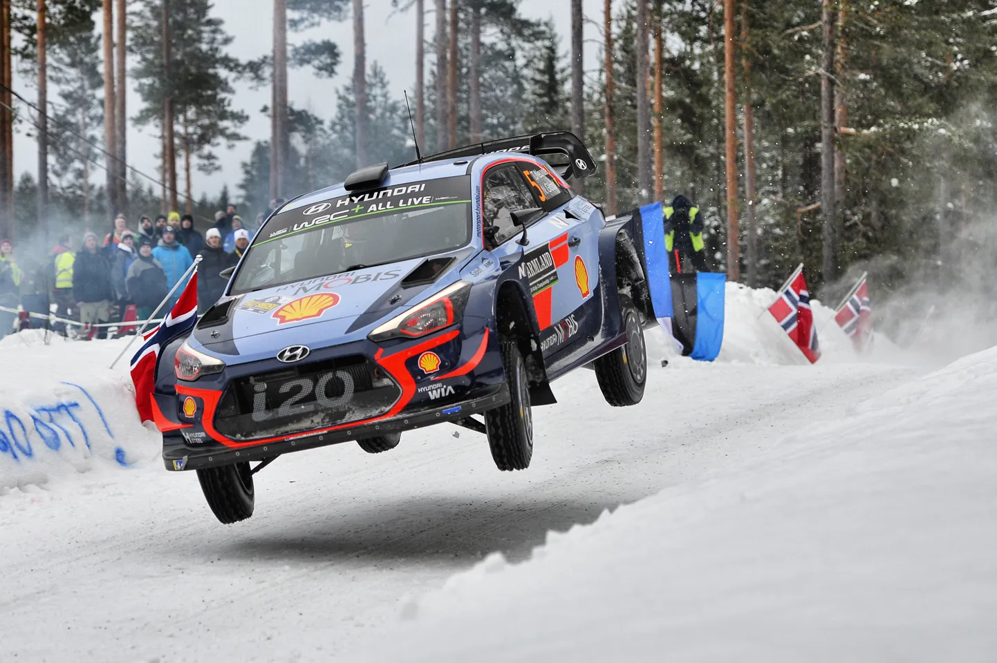 Thierry Neuville eestlaste maalitust mööda lendamas.