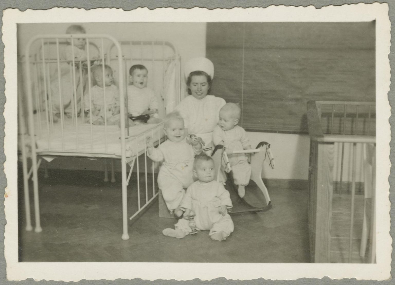 Tuberkuloos oli kogu maailmas ja ka Eestis laialt levinud raske nakkushaigus. See pilt on tehtud Tallinnas imikute ja väikelaste tuberkuloosihaigla imikute osakonna patsientidest ja töötajast 1942. aasta 24. veebruaril.