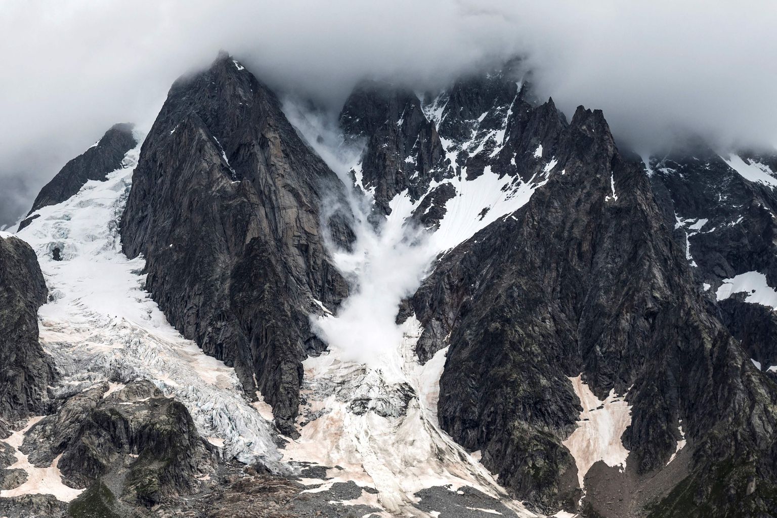 Euroopa kõrgeima tipu Mont Blanci Grand Jorasses liustik. Prantsuse linnapea plaanib hakata võtma Mont Blacile ronijatelt ettemaksuna 15 000 eurut, mis kataks päästmis- ja hukkumiskulud