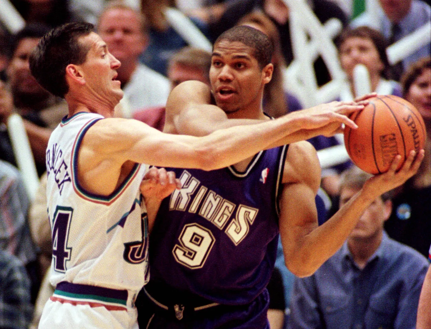 Sacramento Kingsi särki kandnud Tariq Abdul-Wahad (palliga) rünnakul 1999. aastal Utah Jazzi tagamehew Jeff Hornaceki vastu.