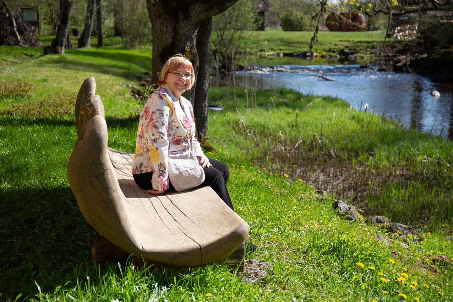Võidula rahvamaja juhataja ja kogukonna hing Lea Toom istub massiivsel pingil, mis paigaldati Käru jõe kaldapealsele tema abikaasa, kultuuritegelase Arvet Toomi 60. sünniaastapäeval.