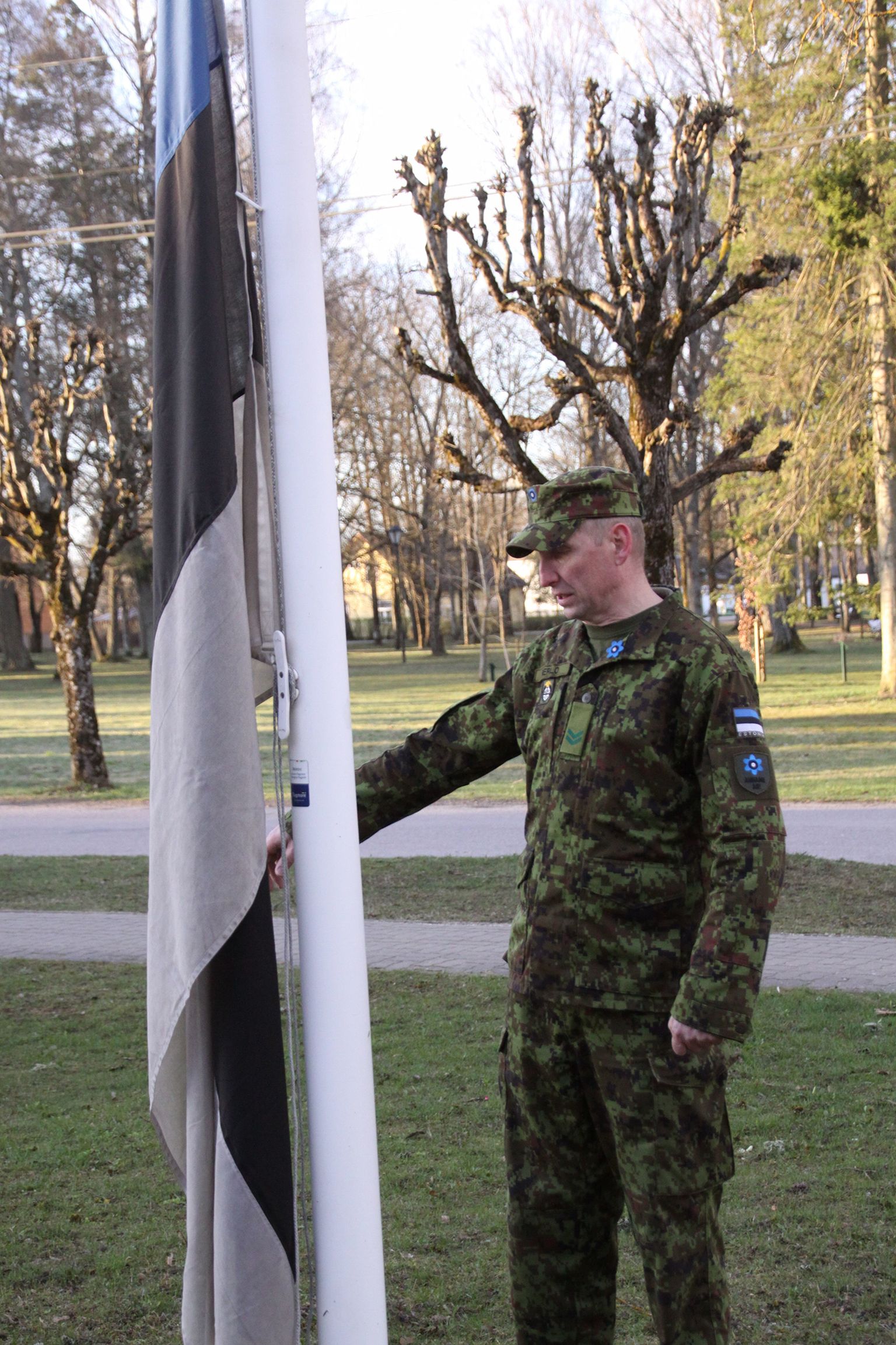 Veteranipäeval heiskas Afganistaani-missioonilt kaasa võetud riigilipu Türil Kaitseliidu Järva maleva nooreminstruktor Raimo Merilo.