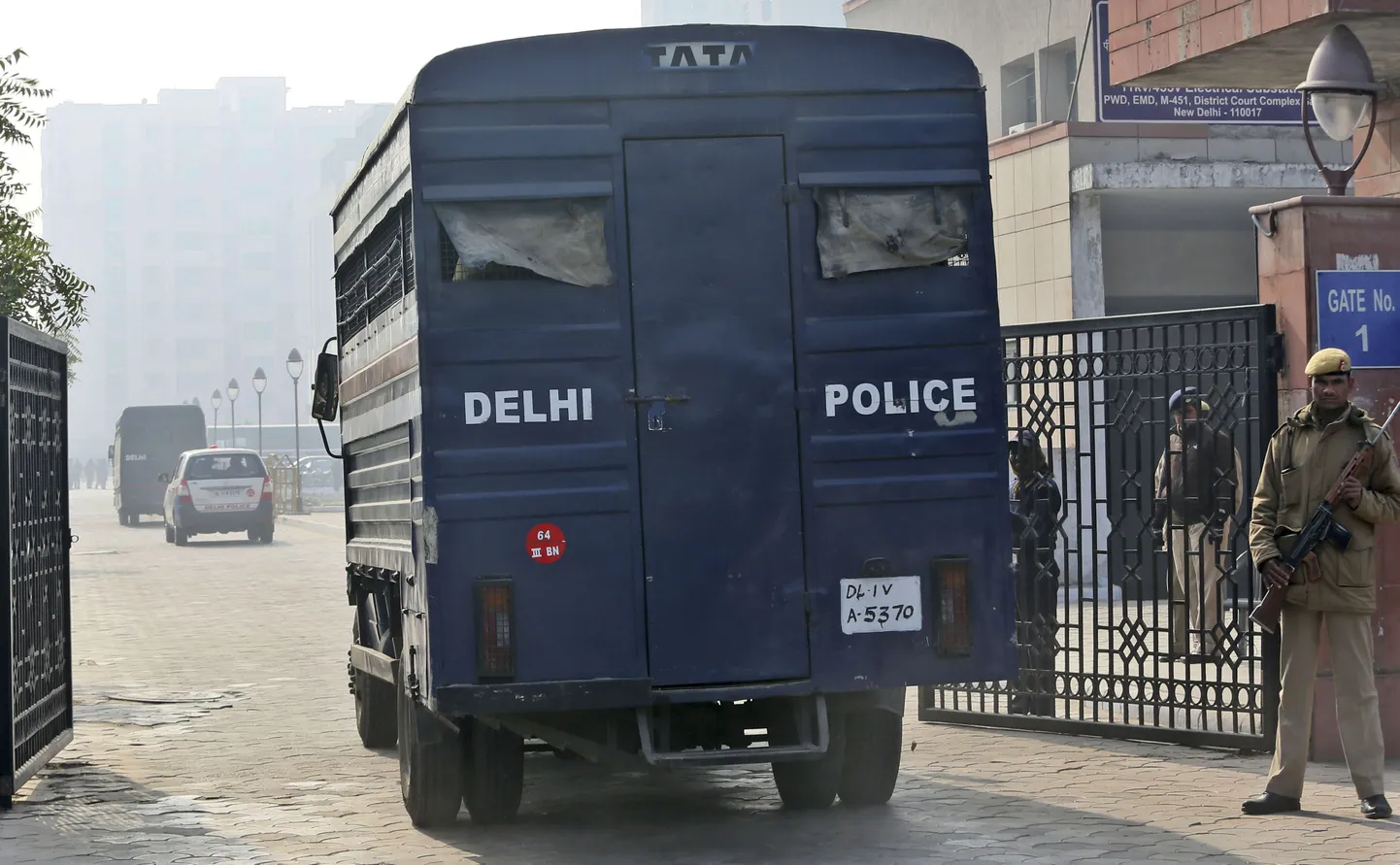 Arvatavasti kahtlusaluseid vedav buss täna hommikul New Delhis Saketi ringkonnakohtu aladele sisse sõitmas.